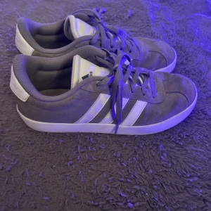 Gråa adidas skor - Fina adidas skor i bra skick. Dom är knappt använda, känns som nästan nya! 