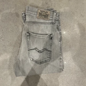 Replay jeans - Tjena! Säljer dessa gråa replay jeans🤩 Jeansen är i barn storlek 158. Modellen är thad. Hör av dig vid frågor😀