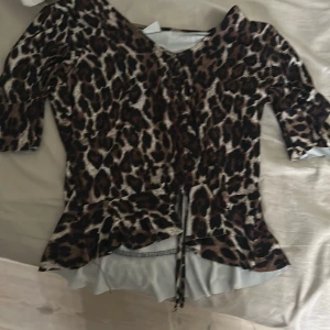 Leopardmönstrad topp med snörning - Snygg topp med leopardmönster från Gina tricot. 