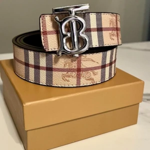 Rutig Burberry bälte med silverdetalj - Burberry bälte finns tre stycken kvar och de är bra kvalite så passa på att förboka för de kommer mellan 10-20 okt.