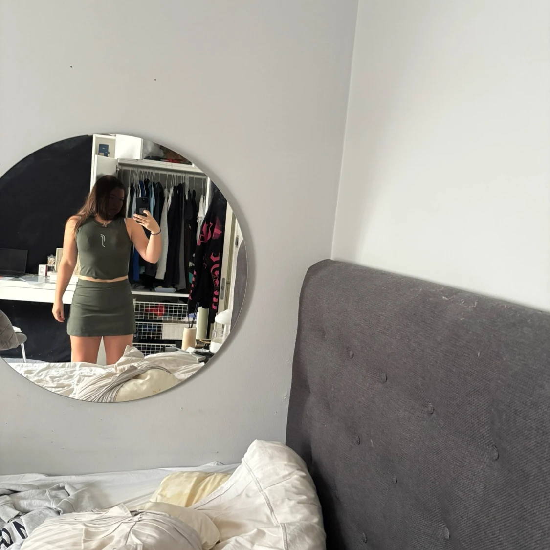 Olivgrön tight kortklänning