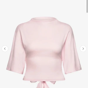 Ljusrosa croppad topp med knyt - Ljusrosa topp från Gin tricot i toppen skick. Lapp finns kvar. Kan skicka bilder vid intresse. MVH Emma