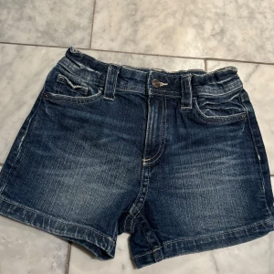Mörkblå jeansshorts från H&M - Snygga mörkblå jeansshorts från H&M. Inte använda mycket och defektfria ❕ Skriv om frågor osv och kolla gärna min profil