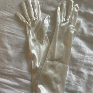 Vita festhandskar  - Vita festhandskar som är använda en gång. One size