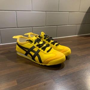 Gula Onitsuka Tiger sneakers - Helt nya onitsuka tiger!                                                    Beställde hem dem i veckan men dem för tyvär för små. Skick 10/10