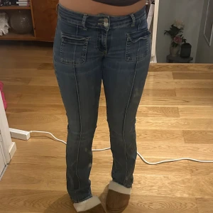 Jeans från Nelly  - Säljer dessa jenas från Nelly. De har två fickor på framsidan som inte går att stänga. De har även fina detaljer på framsidan. De är i storlek 36. De är använda få gånger! 