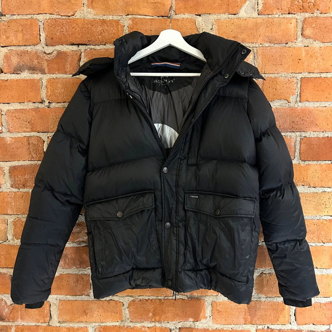 Svart dunjacka från Snoot Stockholm