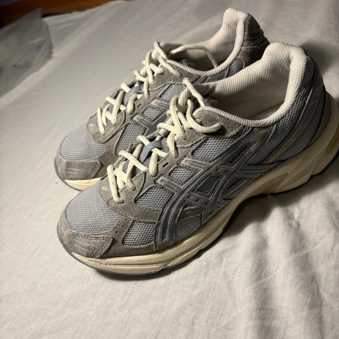 Grå Asics sneakers med mesh och mocka