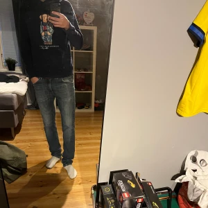  Polo Bear hoodie  - Säljer en mörkblå hoodie från Ralph Lauren med ikoniska Polo Bear-trycket på bröstet. Tröjan har huva med snörning och ribbade muddar. Perfekt för dig som vill ha en stilren och bekväm look! Den är 8/10 skick väldigt bra i skick! Priset är inte hugget i sten! Har ni frågor eller funderingar rör det bara att höra av er 😁