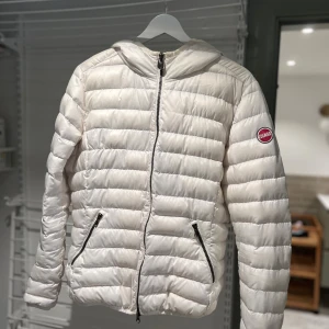 Colmar Jacka - Benvit Colmar Jacka i storlek 50 = M. Något smalare/mer slim-fit i storlek. 