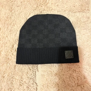 Svart mössa - Fin svart höst/vinter mössa, skriv för frågor