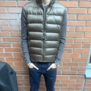 Parajumper väst - En olivgrön dunväst från märket parajumper. Använd ca 3 gånger och har inga defekter! | storlek Y-L men passar M i vuxen storlek | Modellen är 188cm lång | ej kvitto❌ | Nypris 4000kr | Vårt pris 700kr💸| Hör av dig vid frågor eller funderingar🗣️