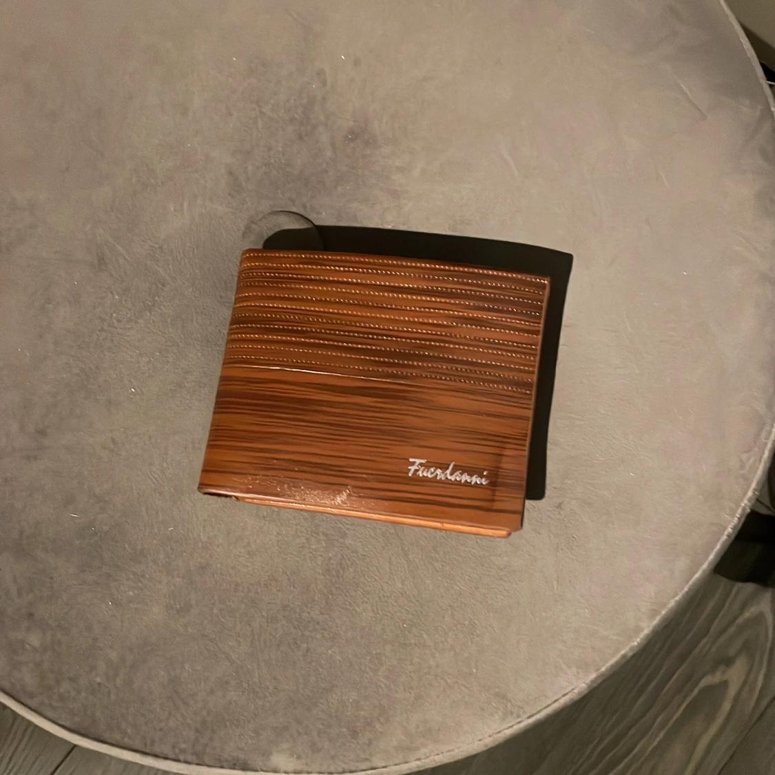 Brun randig plånbok 