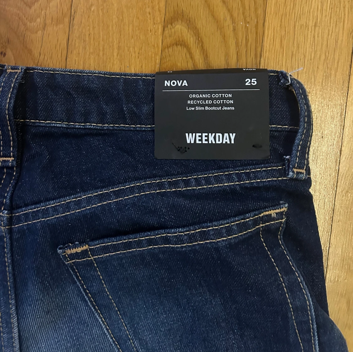 Blå bootcut jeans från Weekday Nova - 2