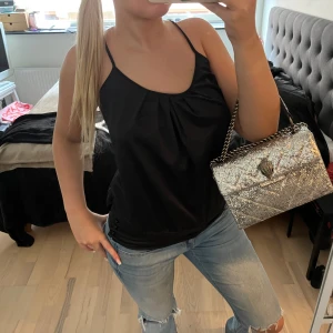 Festopp - Festtopp som linne med smala band 🎗️ 