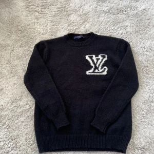 Svart stickad tröja Louis Vuitton L - Tjena. Säljer nu min Louis Vuitton tröja, använd Max 1-2 gånger sen har den bara hängt i garderoben. Inga hål eller fläckar.                                Pris kan diskuteras                                                                     Skickar inom 24 timmar!⚡️