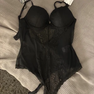 Svart push up spetsbody - Säljer nu min spetsbody från hm i storlek 75B, prislappen finns kvar! Köpt för 300 kr och slutsåld överallt!