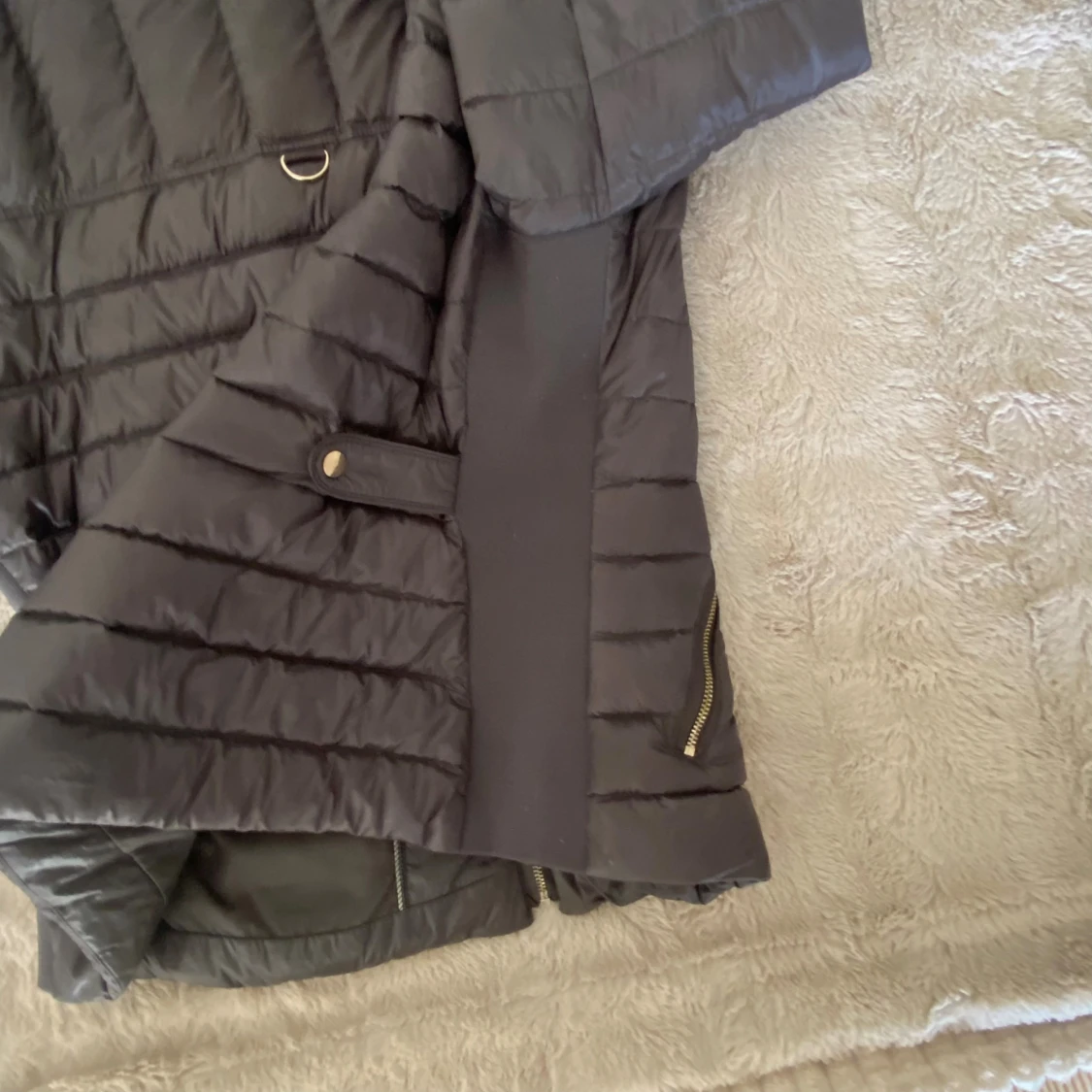 Svart quiltad pufferjacka från Zara - 4