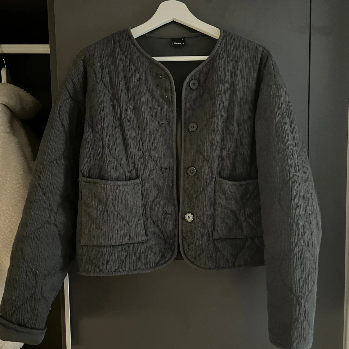 Quiltad grå jacka från Gina Tricot