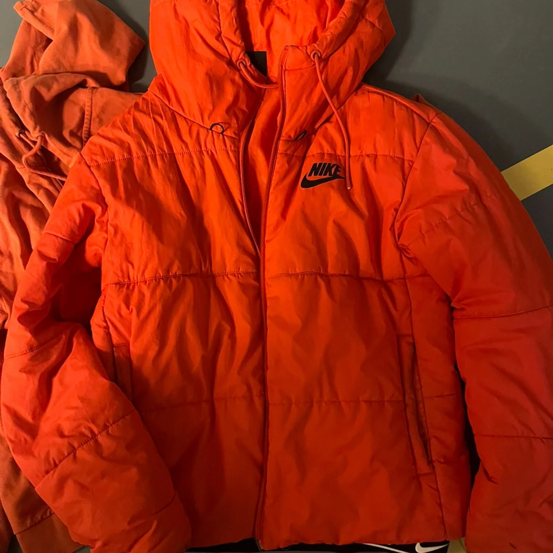 Orange pufferjacka från Nike