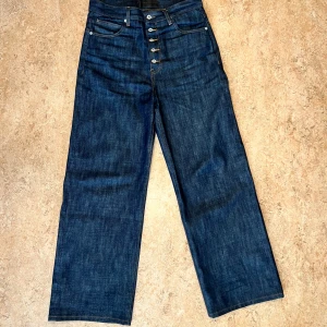 No faith studios raw selvedge denim - Nästan helt nya jeans, har använt de två gånger och aldrig tvättat dem eller haft de i regnigt väder. De är av modellen loose fit. Helt felfria men retur tiden har tyvärr passerat och jag har ett par liknande från ett annat märke så dessa kommer aldrig till användning tyvärr. Köpta strax innan sommaren.
