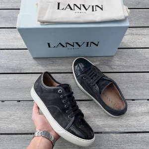 Lanvin cap toe - Extremt feta och eftertraktade lanvins med glans! Nästan nyskick, inga defekter. Allt og medföljer. Uk 6 men sitter mycket större, passar 41. Färgen är mörkgrå. Kontakta mig för fler frågor och funderingar!