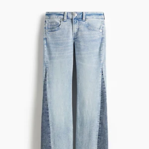 Ljusblå wide jeans med slits -  Skriv för intresse det är i storlek 32     