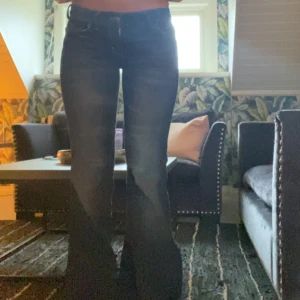 Cheap monday jeans - Jättesnygga flare lågmidjade jeans från cheap monday! Storlek 27/32 och passar mig som är 170 cm! Säljer då jag inte använder de så mycket som de förtjänar💙skriv för mått, nypris 399 o endast använda några gånger. De enda defekterna är att sömmer längst ner gått upp lite pga att de är lite långa