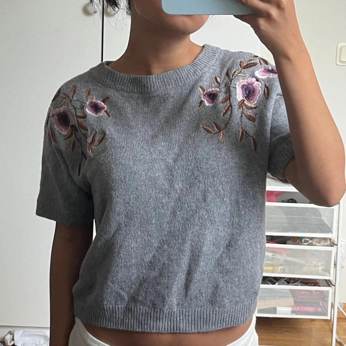 Grå stickad topp med blommor Massimo Dutti