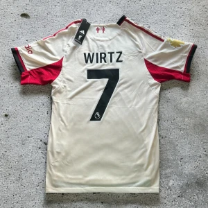 Wirtz liverpool tröja 25/26 - Wirtz Liverpool tröja 25/26 | Storlek M | Skicket är 10/10 Helt ny med tagsen kvar | Player version | Skriv vid frågor eller funderingar