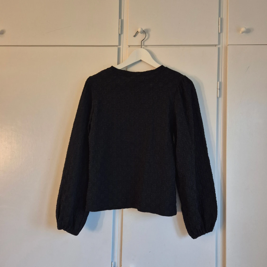 Svart blus med blommor - 3