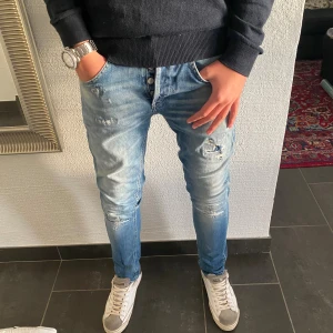 Dondup George jeans - Dondup George Jeans! Trendigaste jeansen på marknaden. Skick = 9,5/10 Nypris = 4000 kr 💸 Säljs för = 899 kr