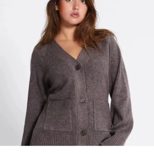 INTRESSEKOLL Brun kofta med knappar och fickor - INTRESSEKOLL, GE BUD! Virala tröjan från lager 157 som är utsåld överallt! Aldrig använd ny köpt! Hör av dig om du undrar något! 🩷