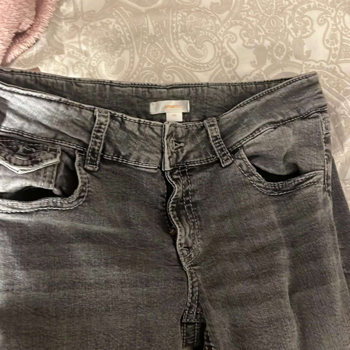 Grå jeans med broderade bakfickor - 1