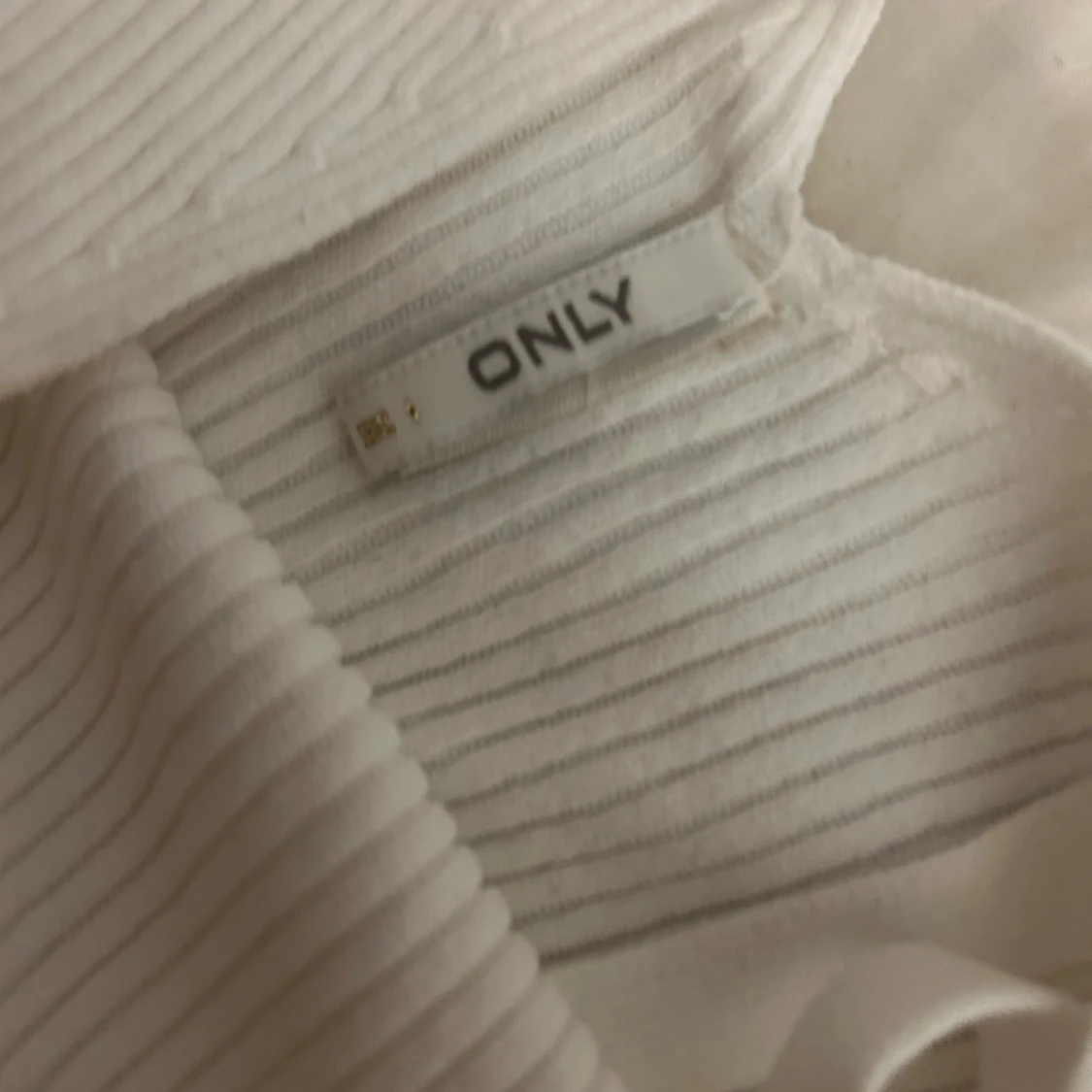 Vit ribbad topp med knyt från ONLY - 2