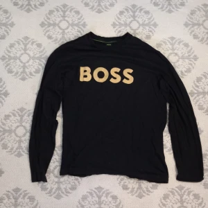 Svart långärmad tunn tröja från BOSS - Jag säljer min gamla tröja från BOSS den är tunn och passar bra om man har rätt storlek. 