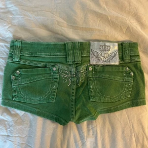 Gröna jeansshorts med fjärilsdetaljer - Sååå snygga shorts från LMC, säljer eftersom det försmå💗 köptes för ganska mycket därav priset! Sjukt snygga och unika 