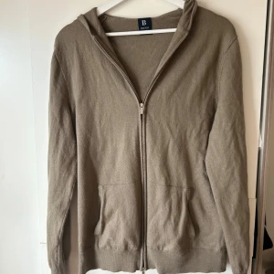 Beige hoodie från Boggi Milano - Säljer en stilren beige tröja  från Boggi Milano i extrafin merinoull. Nypris ca 2700 pris går att diskutera. Liten i storlek, skulle säga att den passar S. 