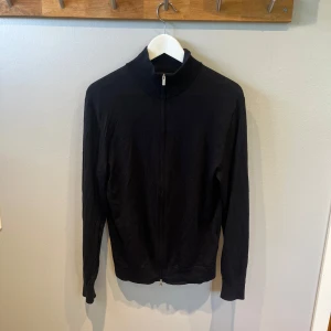 Boggi Milano Fullzip - Säljer en fin Boggi Milano kofta/tröja | Väldigt bra skick | M | Nypris ligger på 1999 | Hör av er vid funderingar! Lite liten i storleken, skulle säga mer åt S hållet. 