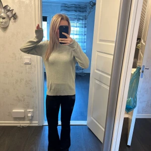 Ljusgrå stickad tröja från VILA XS - Enkel och stilren ljusgrå stickad tröja från VILA i storlek XS. Tröjan har rund halsringning, ribbade muddar och är långärmad. Perfekt att slänga på sig när det är lite kyligare ute.