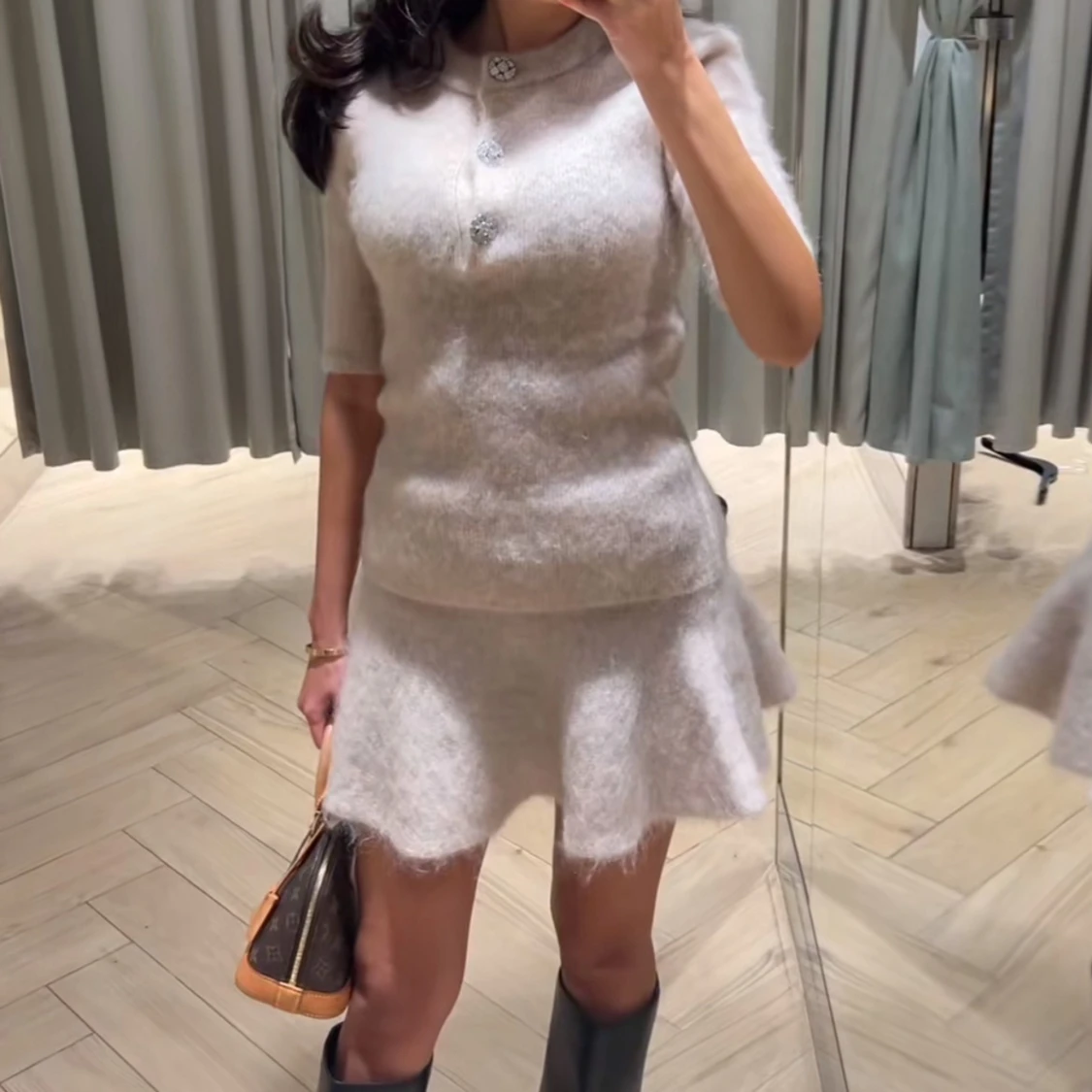 Beige stickad tröja och kjol med pärlknappar