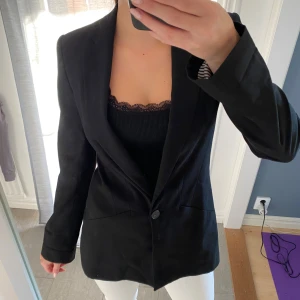 Svart kavaj - Klassisk svart kavaj från Zara Basic i storlek S. 