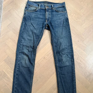 Lean Dean Nudie Jeans, W31 L32 - Lean Dean Troubled Sea från Nudie Jeans. Bra skick