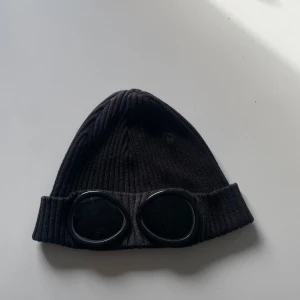 C.P company mössa - En C.P company mössa som är som helt ny, säljer pga att jag har andra mössor. Priset inte hugget, skriv eller ge prisförslag