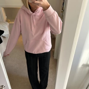 Ljusrosa hoodie  - Säljer en jättefin ljusrosa hoodie från hm. Den är lite nopprig men absolut inget man tänker på