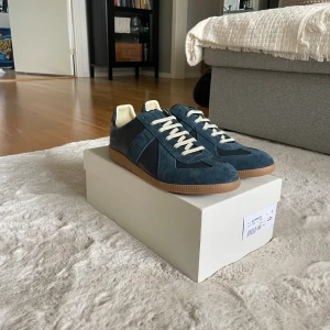 Maison margiela gats, KVITTO FINNS - Hej, säljer dessa Äkta maison margiela gats i mörkblå färg de är i nytt skick, allt kommer med och de är endast provade. Kvitto finns om du frågar. Säljer pågrund av att de är försmå och de är köpta på farfetch. Pris går självklart att diskutera.