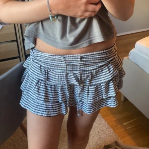 Randig volangkjol  - Randig volangkjol som ej kommer till användning💗