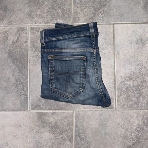 Tiger of Sweden Jeans  - Hej, ett par Tiger of Sweden jeans. Dem är perfekt i storlek med 30/32. De är gjorde i Italien och är gjort av fint material. De har schysst fade med bra tvätt. Hör av dig om du har något fråga eller funderar över något. MVH LUNDGRENS 