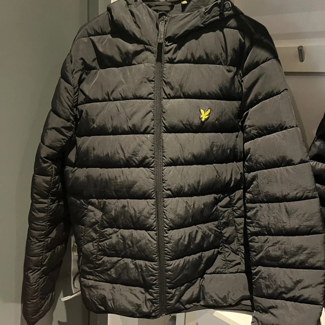 Svart pufferjacka från Lyle & Scott - 1