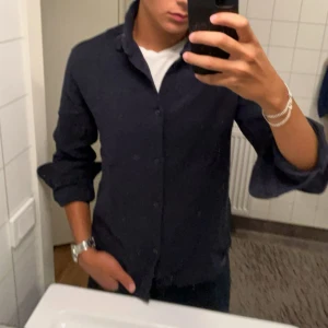 Mörkblå skjorta - Snygg mörkblå skjorta som används enstaka gång. Skick 9,5/10. Pris kan diskuteras vid snabb affär. 